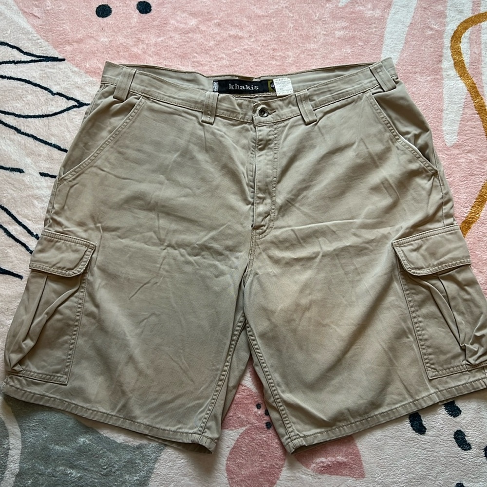 Like new - Levi’s khaki cargo shorts, size 38